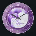 Relógio Grande Numerais Romanos de Casamento Roxo Ametist<br><div class="desc">Um belo relógio em tons roxos de ametista, com números romanos. O quadro que funciona como parte do relógio também é um quadro para sua fotografia favorita de casamento. Mantenha a imagem de exemplo de crostas roxas e brancas ou substitua-a pela sua própria imagem para personalização do cheio. Adicione seus...</div>