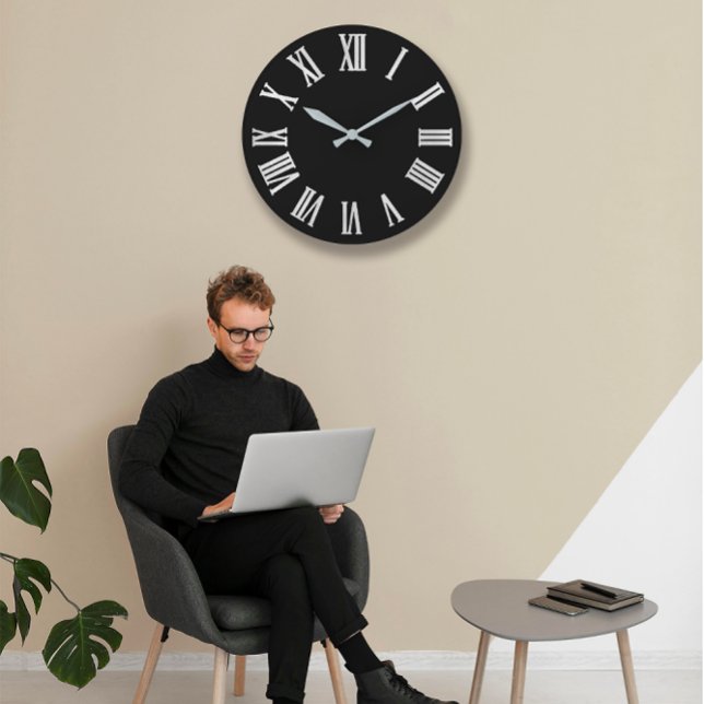 Relógio Grande Números romanos de Cinzas brancas pretas em prata (Black White Gray Metallic Silver Roman Numbers Large Clock)