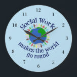 Relógio Grande O Trabalho Social Faz O Mundo Avançar<br><div class="desc">O trabalho social faz com que o mundo gira em torno de uma citação inspiradora. Um belo presente de assistente social com uma mensagem excelente com pessoas unidas em mãos à volta da Terra. Belo design de serviços sociais.</div>