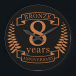 Relógio Grande Oitavo aniversário de casamento em Bronze, 8 anos<br><div class="desc">Uma design para celebrar 8 anos de casamento. Este design tem um design de louros cor de bronze num fundo preto. Bronze é o presente tradicional para esta ocasião, nos EUA. O texto diz 8 anos de aniversário. Uma design romântica para celebrar o seu 8º ano de casamento. Se você...</div>