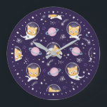 Relógio Grande Padrão de Astronautas de Gato Gato-Gato<br><div class="desc">Um relógio com um padrão adorável com astronautas de gatinhos flutuando no espaço. Divertido e caprichoso.</div>