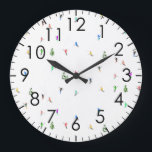 Relógio Grande Padrões de esqui de esqui alpino no inverno<br><div class="desc">design de esquiadores com tema esquiador no inverno legal com esquiadores esquiando pelas encostas do resort de esqui alpino entre as árvores cobertas de abetos em alpes. Os esquiadores Freeride estão vestindo ternos de esqui antigos coloridos, descida de esqui com esquis em um fundo branco de montanha de neve. Um...</div>