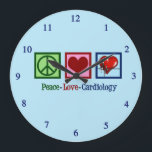 Relógio Grande Peace Love Cardiology Office<br><div class="desc">Um presente de relógio de cardiologia do Peace Love para um escritório de cardiologistas. Um bonitinho cardiologista presente no Natal com um sinal de paz,  coração e batimento cardíaco para um médico ou cirurgião cardiotorácico que trabalha com saúde cardíaca.</div>