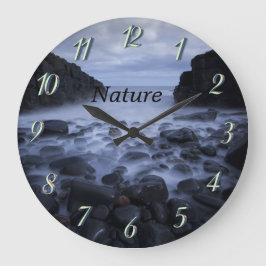 Relógio Grande Pebolhas e Rochas ao longo da costa oceânica Grand