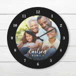 Relógio Grande Personalizada a foto e o nome da família<br><div class="desc">Crie um relógio especial de parede redonda ou quadrada, personalizado com sua foto e seu nome de família monograma. O design apresenta fontes simples preto e branco modernos ou usa as ferramentas de design para escolher fontes e cores que correspondam ao seu próprio estilo de decoração doméstico. Um relógio personalizado...</div>