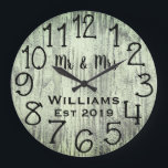 Relógio Grande Personalizado Madeira Cinza Rústica<br><div class="desc">Lindo, único, design personalizado de uma só peça apresenta nomes personalizados "dele" e "dela" em preto em uma fonte cursiva com design sobreposto e o sobrenome e o ano estabelecidos em uma fonte cursiva em negrito com um fundo de madeira cinza. Personalize este relógio adicionando suas informações pessoais. Faz um...</div>