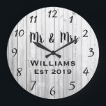 Relógio Grande Personalizado Rústico em Madeira Cinza<br><div class="desc">Lindo, único, design personalizado de uma só peça apresenta uma madeira cinza rústica falsa com personalização preta com os nomes dele e dela em uma fonte de texto sobreposta e o sobrenome e o ano estabelecido em uma fonte negrito com efeito de madeira impressa no fundo. Personalize este relógio adicionando...</div>