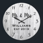 Relógio Grande Personalizado Rústico em Madeira Cinza<br><div class="desc">Lindo, único, design personalizado de uma só peça apresenta uma madeira cinza rústica falsa com personalização preta com os nomes dele e dela em uma fonte de texto sobreposta e o sobrenome e o ano estabelecido em uma fonte negrito com efeito de madeira impressa no fundo. Personalize este relógio adicionando...</div>