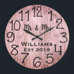 Relógio Grande Personalizado Rústico em Madeira Cinza<br><div class="desc">Lindo, único, design personalizado de uma só peça apresenta nomes personalizados preto dele e dela em uma sobreposição de design de fonte de script e o último nome e ano estabelecido em um script em negrito com um fundo de madeira cinza. Personalize este relógio adicionando suas informações pessoais. Faz um...</div>