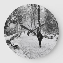 Relógio Grande Pessoas no parque no dia de inverno de neve