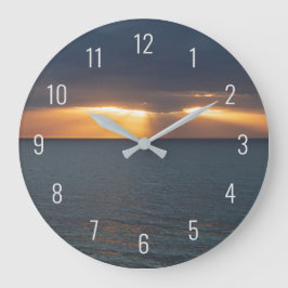 Relógio Grande Pôr do sol sobre o oceano quebrando as nuvens