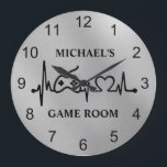 Relógio Grande Prata do Monograma de Pulso de Jogos<br><div class="desc">Este design pode ser personalizado na área fornecida pela alteração da foto e/ou do texto. Ou pode ser personalizado clicando em Personalizar este Modelo e, em seguida, escolhendo o clique para personalizar mais a opção e excluir ou alterar a cor do plano de fundo, adicionar texto, alterar a cor ou...</div>