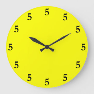 Relógio Grande Preto Cinco oClock em Algum lugar em Amarelo