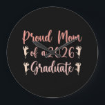 Relógio Grande Proud Mom of A Class of 2026 Graduate Senior Gradu<br><div class="desc">Proud Mom of A Class of 2026 Graduate Senior Graduation</div>