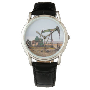 Relógio Grande Pumpjack Verde em um Campo de Petróleo