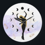 Relógio Grande *~* Rays Cristais Cósmicos Dourada Deusa Lua<br><div class="desc">GRANDE RELÓGIO - Fases femininas da Deusa Celestial da Lua com longo DOURADO cabelo rodeado pelas FASES da LUA e RAYS da energia de cura. * Pastel Energeticamente Avançado - Popular Elegante Criativo Metafísico Esoterico Celestial Tribal Lunar Corpo da Mulher/Mulher Dourada Espiritual Espiritual MULHER GODDESS Longo CABELO e FASES da...</div>
