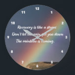 Relógio Grande Reabilitação de cotação de Vícios Inspiron<br><div class="desc">A recuperação é como uma tempestade. Não deixe que a chuva te abaixe. O arco-íris está chegando. Um relógio motivacional de recuperação de vícios de drogas cita o encorajamento à sobriedade com uma bela imagem inspiradora do arco-íris. Excelente para uma clínica de reabilitação ou uma casa sóbria.</div>