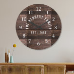 Relógio Grande Rush Country Farmhouse Family Name Wood<br><div class="desc">Rustic Wood Family Name Farmhouse Wall Clock - Farmhouse style wall clocks for the perfeito para dar à sua cozinha uma aparência de decoração por país.Personalize com o nome da família e estabeleça o ano para um relógio único na fazenda.</div>