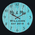 Relógio Grande Rustic Personalizado Para Madeira Teal<br><div class="desc">Um design personalizado bonito, único, do tipo "um de um" apresenta uma madeira azul-lacre-russa com personalização negra, seus nomes em um design de cobertura de fontes de script e o sobrenome e ano estabelecidos em um roteiro em negrito com um fundo de efeito de madeira impresso. Personalize este relógio adicionando...</div>