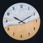 Relógio Grande Sandy Beach com Surf Foamy<br><div class="desc">Um relógio com uma fotografia de uma praia ouro marrom arenosa com surf branco de espuma.</div>