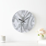 Relógio Grande Satin Silver Elegant Weding Anniversário Keepsasai<br><div class="desc">Um elegante e personalizado relógio de aniversário de casamento com um fundo de satin e uma tipografia moderna. Um belo presente de casamento personalizado para um jovem - e jovem de coração - casal comemorando suas 1ruas,  3º,  5,  10,  25 ou 50º aniversário.</div>