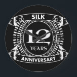 Relógio Grande seda do aniversário de casamento da 12<br><div class="desc">Seu décimo segundo aniversário de casamento tem o dom tradicional é a seda. Este design de estilo crest é um design romântico para casais que celebram 12 anos de casamento. Se você quiser alguma ajuda para personalizar este design, por favor, entre em contato comigo, eles podem pedir a este botão...</div>