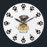 Relógio Grande Shalom! - Cão bonito do Pug com Menorah<br><div class="desc">Este é um pulso de disparo de parede pequeno bonito para sua sala de criança, caracterizando um cão pequeno doce do Pug dos desenhos animados que vestem um yarmulke, e um menorah na frente dele. Em torno das bordas, ao lado dos números são os impressões pequenos bonitos da pata! Abaixo...</div>