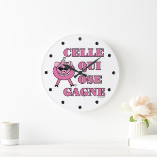 Relógio Grande She Who Dares Wins French Saying Wall Clock