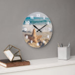 Relógio Grande Starfish em uma fotografia de Sandy Beach<br><div class="desc">Um relógio com uma foto cênica. Um grande peixe-estrela colocado em pé numa praia arenosa. Um belo mar azul com ondas de surf branco no fundo.</div>