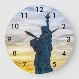 Relógio Grande Sunset sobre Réplica da Estátua da Liberdade em Pa