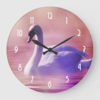 Swan Púrpura Pastel flutuando em um lago Misty