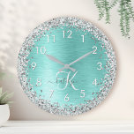 Relógio Grande Teal Brugado Metal Silver Glitter Nome Monograma<br><div class="desc">Personalize facilmente esse design de relógio de parede chic,  que apresenta brilho bonito prateado e cintilante em um fundo metálico escovado teal.</div>