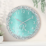 Relógio Grande Teal Brugado Metal Silver Glitter Nome Monograma<br><div class="desc">Personalize facilmente este design de relógio de parede chic,  que apresenta uma cintilação cintilante bonito prateada em um fundo metálico escovado teal.</div>