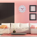 Relógio Grande Tela de prata cintilante poeira rosa nome do metal<br><div class="desc">Um fundo metálico prateado sujo, decorado com poeira brilhante faux rosa. Personalize e adicione o seu nome escrito com um script de estilo alfanumérico com letra de tendência com alternâncias. Para manter as hastes, exclua apenas o nome da amostra, deixe os espaços ou emoji na frente e depois do nome....</div>