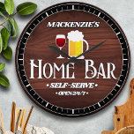 Relógio Grande Tema do Bar doméstico personalizado<br><div class="desc">Decor de barware divertido com este relógio de parede personalizado com qualquer nome,  casal,  família ou nome comercial. Vidro e caneca de cerveja de cerveja em um fundo falso de grãos de noz. Personalizado para um presente de um tipo.</div>