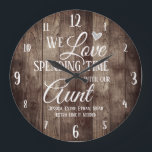 Relógio Grande Tempo de Gasto da Tia com Nome Personalizado<br><div class="desc">Relógio de família divertido com fundo texturizado de madeira. Adoramos passar tempo com os nomes personalizados das crianças. Adicione os nomes das crianças na parte inferior do relógio para um presente de manutenção único.</div>