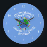 Relógio Grande Terapia ocupacional faz o mundo girar<br><div class="desc">A terapia ocupacional faz o mundo girar. Esta citação de excelente é escrita em um bonito relógio da parede azul que faz um excelente, presente único para um escritório de terapeutas ocupacionais e apresenta pessoas se juntando para segurar as mãos em volta da Terra. O presente perfeito para uma OT....</div>