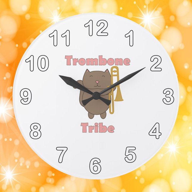 Relógio Grande Tribo do Trombone Gato Marrom (A clock with a brown cat holding a trombone and the words trombone tribe in pink.)