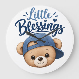 Relógio Grande Ursa de pelúcia fofa com boné azul – Little Blessi
