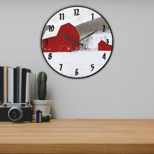 Relógio Grande Velha Fazenda Vermelha em Cena de inverno Neve