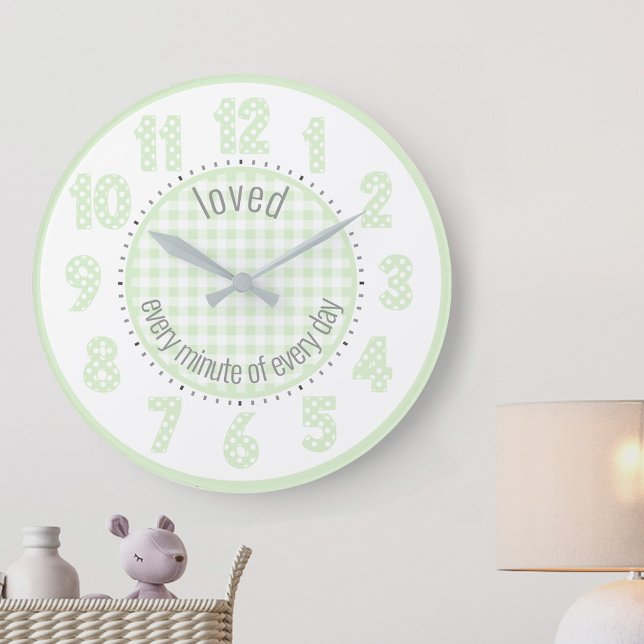 Relógio Grande Verificação de Gingham Verde da Casa da Moeda e Nú (Baby nursery clock with mint gingham, polka dots and cute wording, "loved every minute of every day")