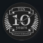 Relógio Grande Véspera de casamento tradicional de marfim 10 anos<br><div class="desc">Uma design para celebrar 10 anos de casamento. Este design tem uma Cinza / prata (a cor tradicional para este aniversário), design de louros colorida sobre fundo preto. Tin é o presente tradicional para esta ocasião. No texto lê-se Tin 10 anos de aniversário. Uma design romântica para comemorar seu 10º...</div>