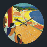Relógio Grande Viagens vintage, Tênis, Esportes, Monte Carlo Môna<br><div class="desc">Ilustração vinda do poster de viagens europeu ou etiqueta de bagagem de Monte Carlo, no Mônaco, com um casal segurando raquetes de tênis e assistindo a um torneio de tênis, perto da praia, e ao belo mar azul-mediterrânico. Amor e romance nos tribunais tênis. Monte Carlo é mais famoso pelo seu...</div>