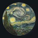 Relógio Grande Vincent van Gogh's The Starry Night (1889)<br><div class="desc">Uma pintura pós-impressionista clássica de 1889, trabalho de arte que passou para o dominio público e faz maravilhosos presentes e outros produtos. Todas as obras de arte fina, arte venenosa, obras-primas clássicas e outras obras-primas antigas aqui na Galeria de Masterworks foram cuidadosamente editadas e colocadas em produtos para fornecer os...</div>