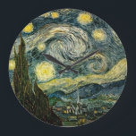 Relógio Grande Vincent van Gogh's The Starry Night (1889)<br><div class="desc">Uma pintura pós-impressionista clássica de 1889, trabalho de arte que passou para o dominio público e faz maravilhosos presentes e outros produtos. Todas as obras de arte fina, arte venenosa, obras-primas clássicas e outras obras-primas antigas aqui na Galeria de Masterworks foram cuidadosamente editadas e colocadas em produtos para fornecer os...</div>