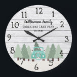 Relógio Grande Vintage Farmhouse Christmas - Family Name Clock -<br><div class="desc">Um caminhão de colheita de árvores é um carregando de uma árvore de Natal recém cortada da Fazenda da Árvore de Natal. O caminhão está decorado com uma coroa de poinsettia e a placa de licença lê EST e o ano em que sua casa ou família foi criada. Personalize com...</div>