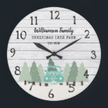 Relógio Grande Vintage Farmhouse Christmas - Family Name Clock -<br><div class="desc">Um caminhão de colheita de árvores é um carregando de uma árvore de Natal recém cortada da Fazenda da Árvore de Natal. O caminhão está decorado com uma coroa de poinsettia e a placa de licença lê EST e o ano em que sua casa ou família foi criada. Personalize com...</div>