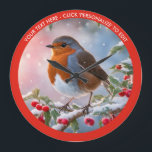 Relógio Grande Winter Robin In Snow Custom Text Christmas<br><div class="desc">Este atraente relógio mostra uma imagem sazonal de um robin vermelho-assado pendurado num galho, com neve e morangos vermelhos. O rosto do relógio festivo tem uma borda vermelha ao redor da borda, que pode ser personalizada com seu próprio texto. Perfeito para qualquer amante da natureza ou entusiasta do pássaro, este...</div>