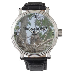 Relógio "Hoo" Tem Tempo Owlet Perchido em Foto em Árvore