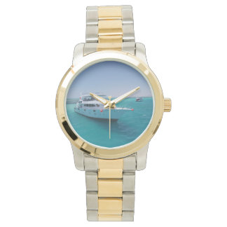 Relógio Iate branco-neve perto da Ilha Branca no Mar Verme